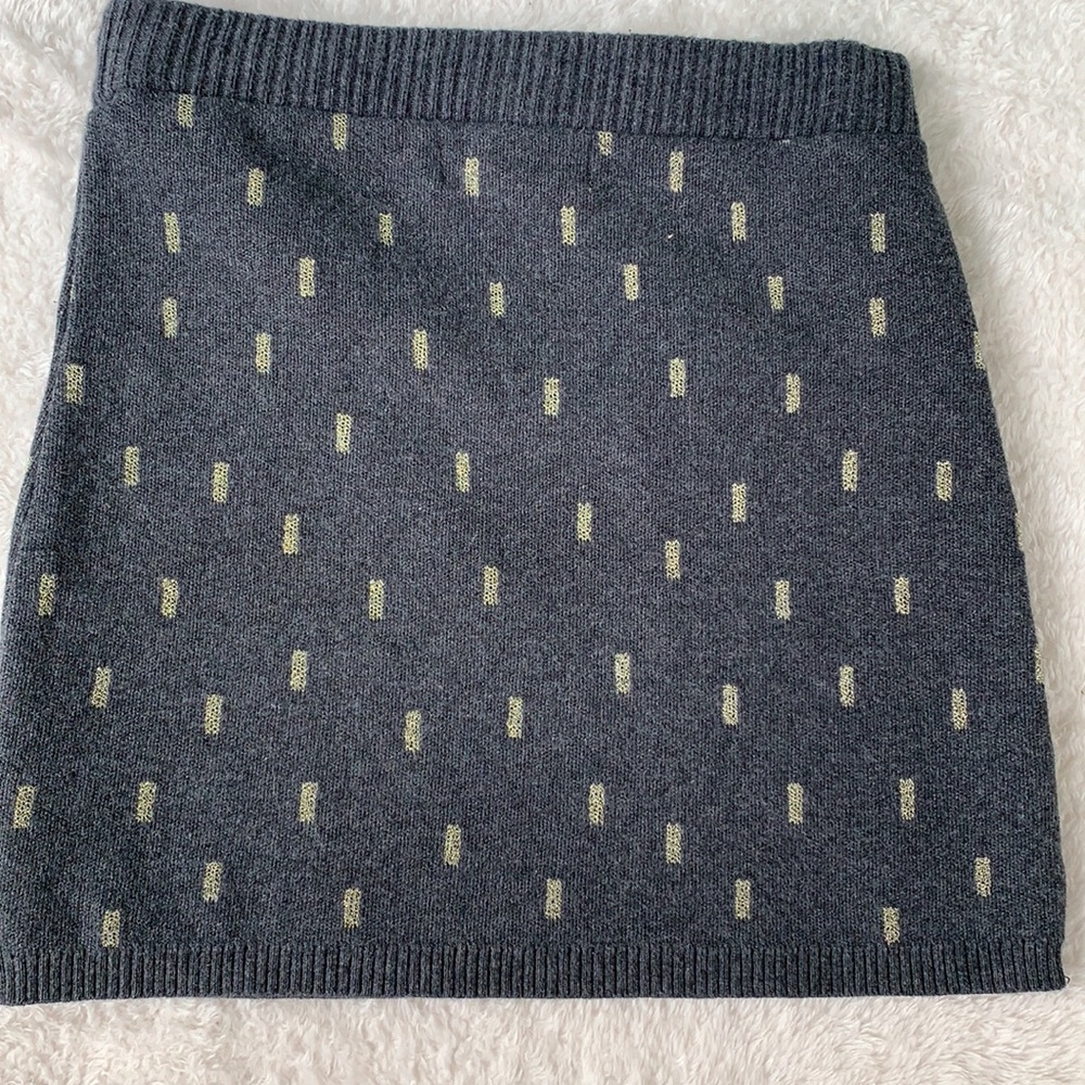 H&M Gray Sweater Skirt 4-6 yrs. Gold Design EUC - Picture 6 of 8